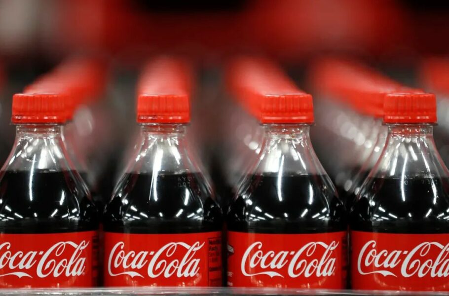 شکایت از کوکاکولا به علت آلودگی پلاستیک