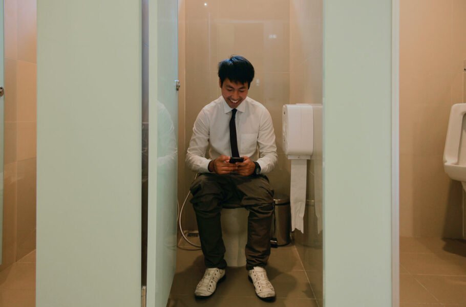 نشستن روی توالت