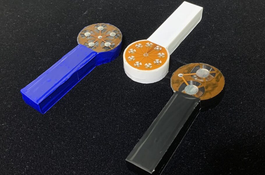 آب‌نبات چوبی برای چشیدن طعم مجازی