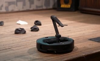 جاروبرقی رباتیک با بازو