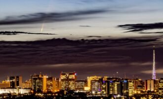 تصویر روز ناسا: دنباله‌دار ATLAS بر فراز آسمان برزیل