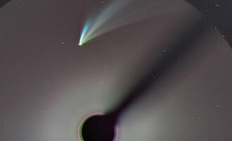 تصویر روز ناسا: دنباله‌های رنگارنگ دنباله‌دار ATLAS از دید فضاپیمای SOHO