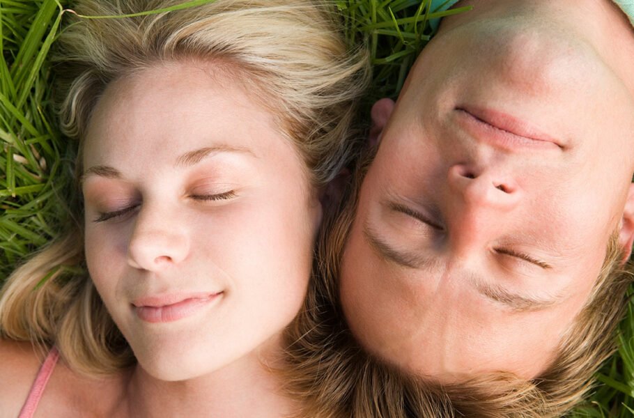 خوابیدن کنار همسر